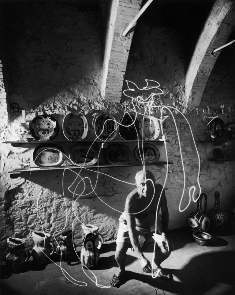 PICASSO DRAWING WITH LIGHT