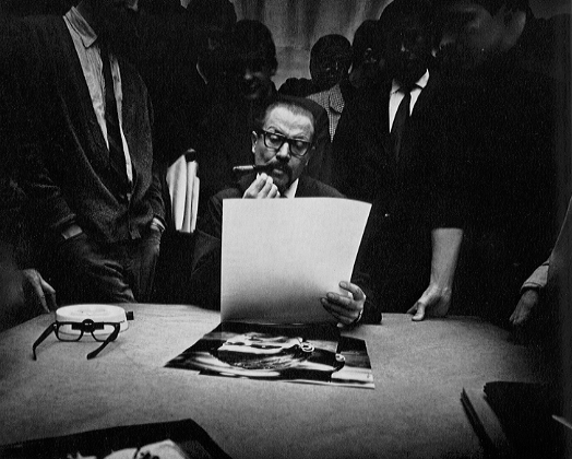 otto-steinert-bei-der-korrektur-in-der-werkgruppe-fotografie-essen-foto-karl-peters