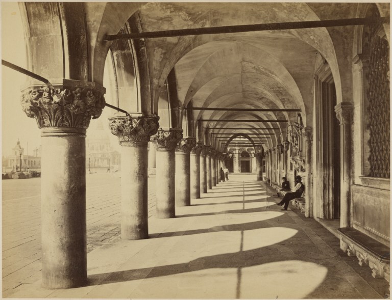 portico-inferiore-del-palazzo-ducale
