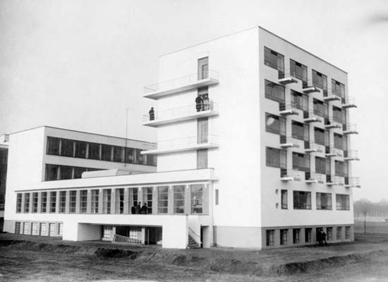 bauhaus-school-c-1930-in-dessau-ger-designed-by-walter-gropius