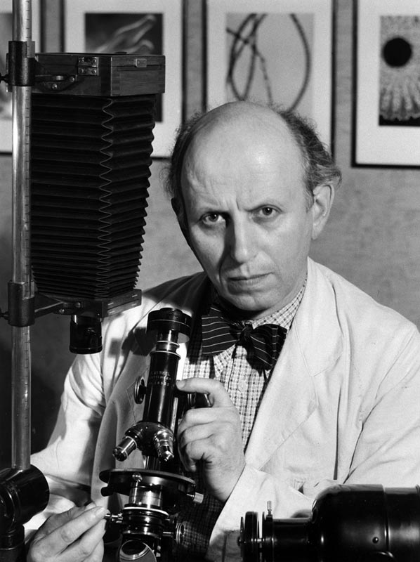 carl-struwe-mit-seinen-optischen-geraten-um-1947