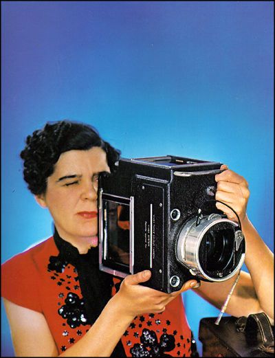 madame-yevonde-self-portrait-with-vivex-camera-1937