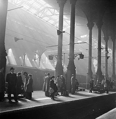 passengers-waiting-for-a-train-on-a-platform-at-liverpool-street-station-1947-48