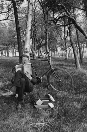 self-portrait-reading-the-national-geographic-1925