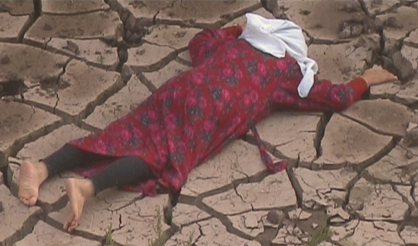 gulnara-kasmalieva-and-muratbek-djumaliev-sham-2004-single-channel-video-duration-3-40-min-edition-of-five-plus-one-artists-proof