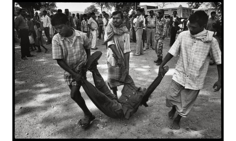 main-basse-sur-la-terre-inde-bijapur-district-chhattisgarh-india-after-a-battle-in-the-forest-the-night-before-the-police-show-off-the-bodies-of-maoist-fighters-to-the-villagers