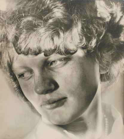 photograph-junge-arbeiterin-young-working-woman-from-the-kopfe-des-alltags-everyday-faces-series-ii-1930