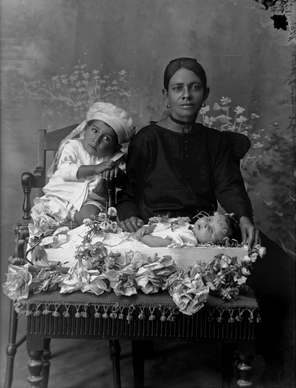 Medellín 1927. Inés García y familia. Fotógrafo- Benjamín de la Calle
