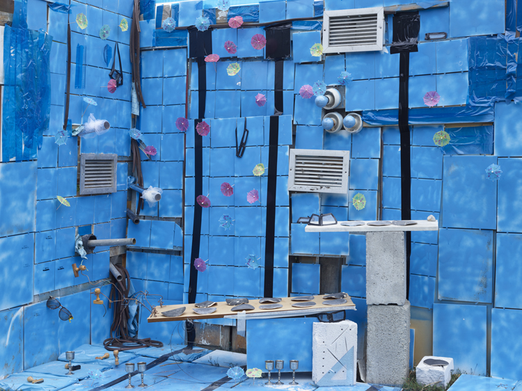 The bottom of the pool, 2016