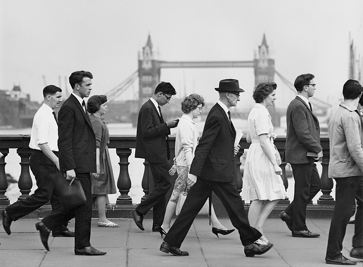 Crossing the Thames 2 London 1955-1959. photo- Kees Scherer
