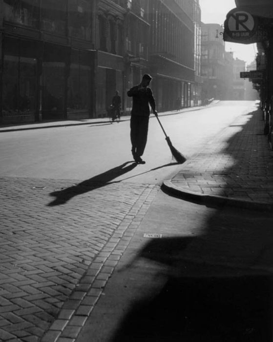 Kees Scherer foto Amsterdam 1956, Straatveger in de Damstraat