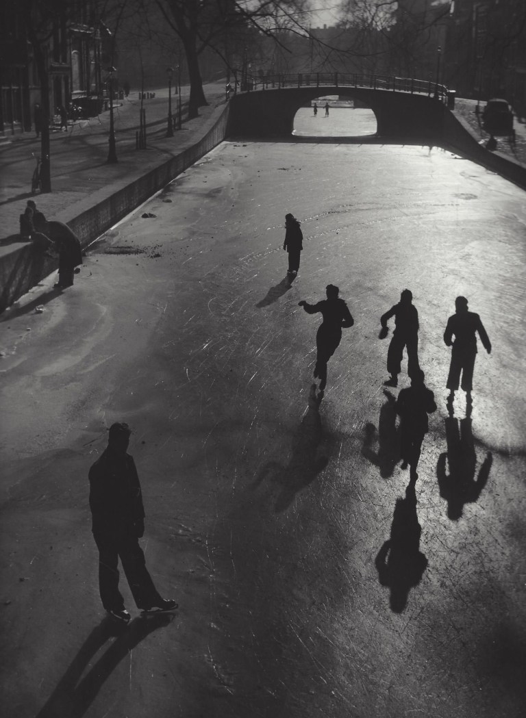 Skaters on the Keizersgracht in Amsterdam. 1948-1953