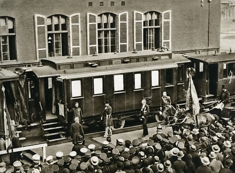 Nāser_ad-Din_Schah_nach_dem_Besuch_der_Krupp-Werke_in_Essen_am_16._Juni_1889