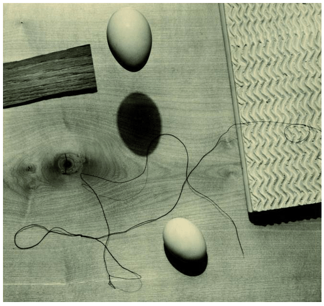 Walter Peterhans, Still life with floating egg | Stilleben mit schwebendem Ei, 1930. Bauhaus Dessau.