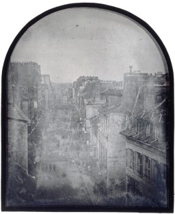 Barricades rue Saint-Maur. Après l_attaque, 26 juin 1848. Daguerréotype par Thibault, 11,2 x 14,5 cm, Paris, musée d_Orsay