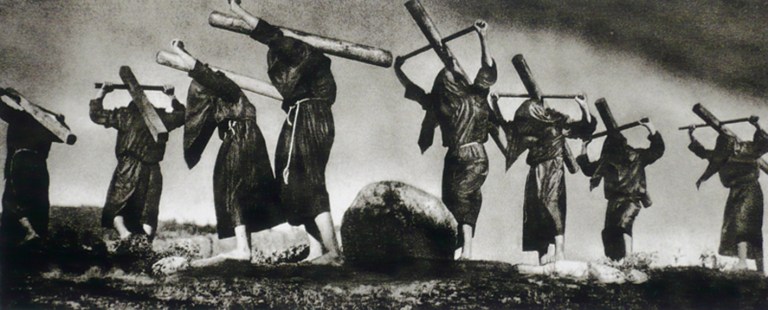 José-Ortiz-Echagüe-Photography-Carrying-The-Crosses