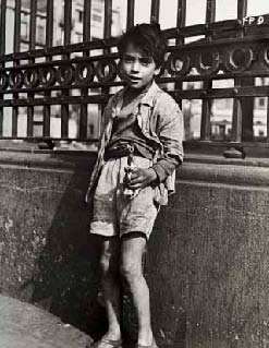Child with gun. Barcelona, 1959