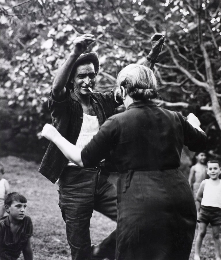 Vaquero bailando con una señora
