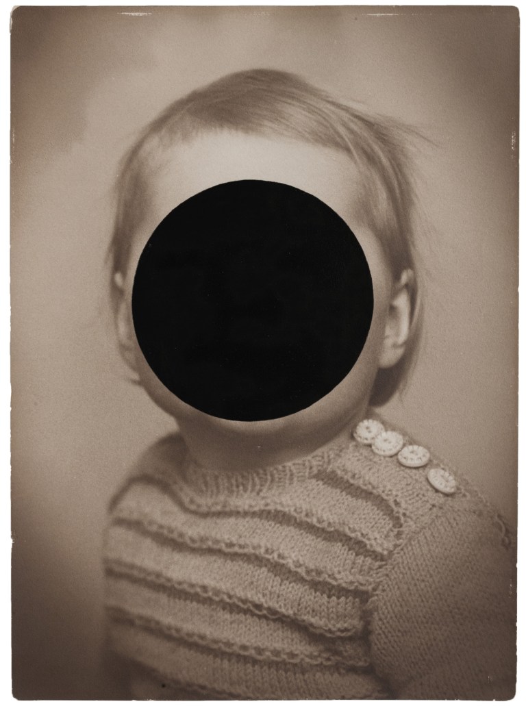 ALEXANDRA BAUMGARTNER Black Circle, 2017, Ölfarbe auf Pigmentdruck, 54 x 40 cm