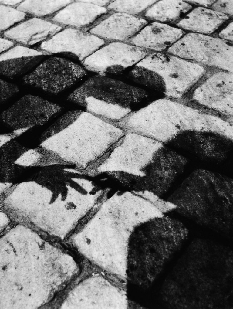 Eva Besnyö, Eva and Magda, Hungary 1929 © Eva Besnyö : Maria Austria Instituut Amsterdam