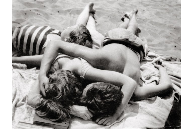 Eva Besnyö, Sans titre, 1931, (Le lido de Wannsee, Berlin). Épreuve gélatino-argentique, 40 x 50 cm. Collection privée, Berlin.© Eva Besnyö : Maria Austria Instituut Amsterdam