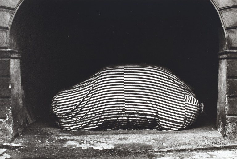 Na pražském dvoře , 1968 vintage gelatin silver print 24.8 × 36.8 cm
