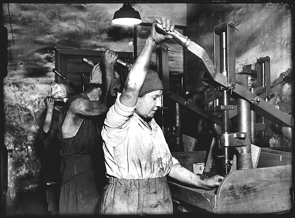 Akkord im Dreck, Grafitarbeiterinnen, 1930