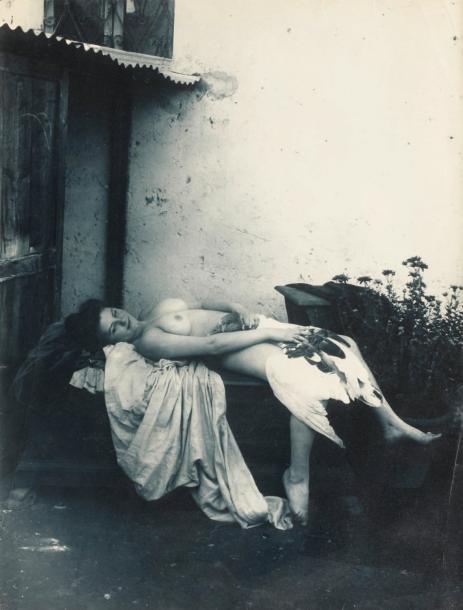 Vincenzo GALDI (1871-1961) Léda, circa 1900, tirage au charbon avec virage bleu d'après négatif verre, 222 x 167 mm (restauration). Timbre au dos « Vincenzo Galdi , via campagnia rom