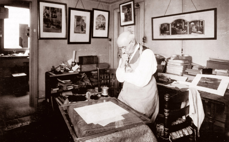 El metge i fotògraf Joaquim Pla Janini analitza atentament el resultat d'una de les seves obres fotogràfiques al seu laboratori. Barcelona, anys 1960. [Joan Pujol]
