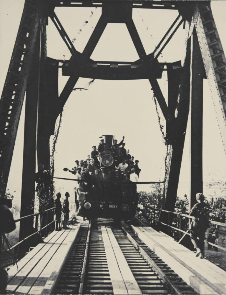 Max Alpert On the Train der Erste Zug auf der Strecke der Turksib-the First Train on the Turk-Sib Route, May 1st 1930 Gelatin silver print 21.9 x 16.9 cm.