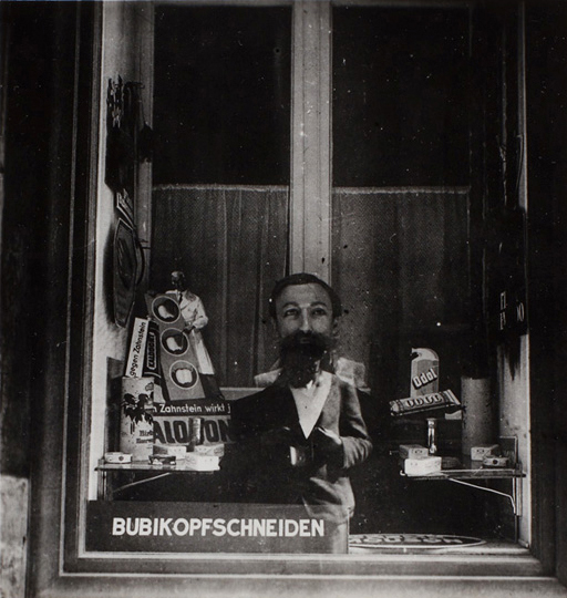 Na jehlách techto dni On the needles of these days 1934 9.2x8.9cm