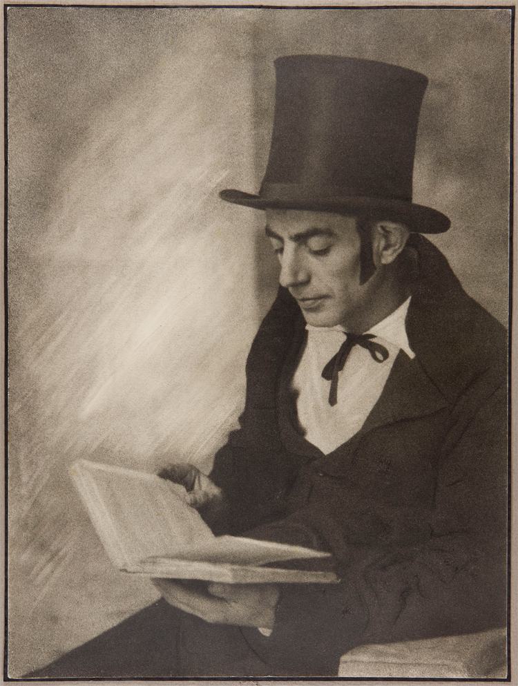 Retrat d_un estudiant dels ‘_Estudiants de Vic__, obra de Joaquim Pla Janini, c. 1920-5. Bromoli sobre paper 39,7 x 29,8 cm. [Donació de les famílies Pla Guarro i Vives Pla,