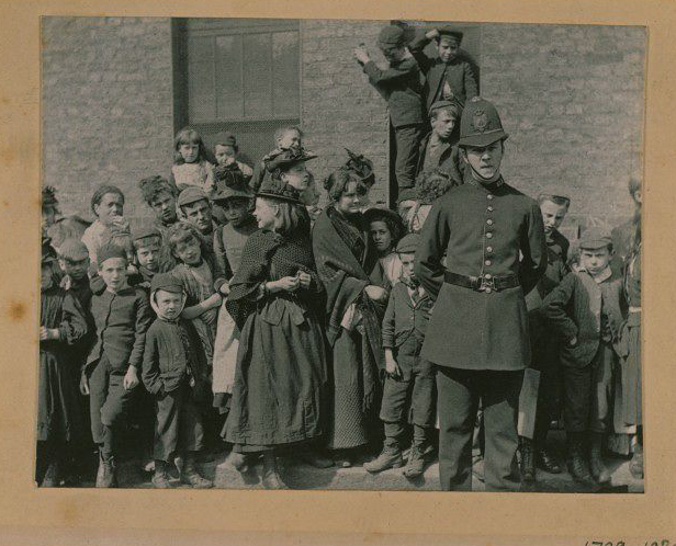 the-crowd-waiting-to-see-a-policemans-funeral-photograph-date-1894.jpg