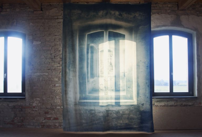 Pentimenti (Tabakfabrik Vierraden), photocollage, cyanotypie on molton, 320 x 220 cm, Kunstbauwerk e.V., 2016