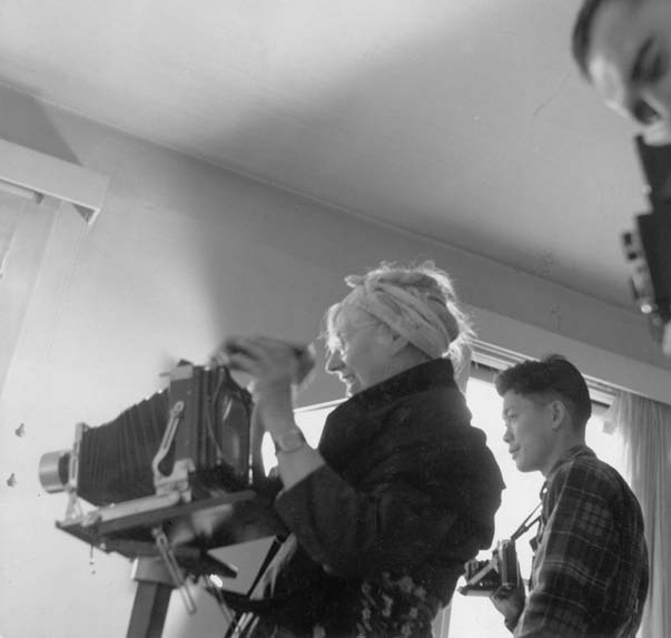 Nata Piaskowski. Imogen Cunningham and Charles Wong photographing. 1950