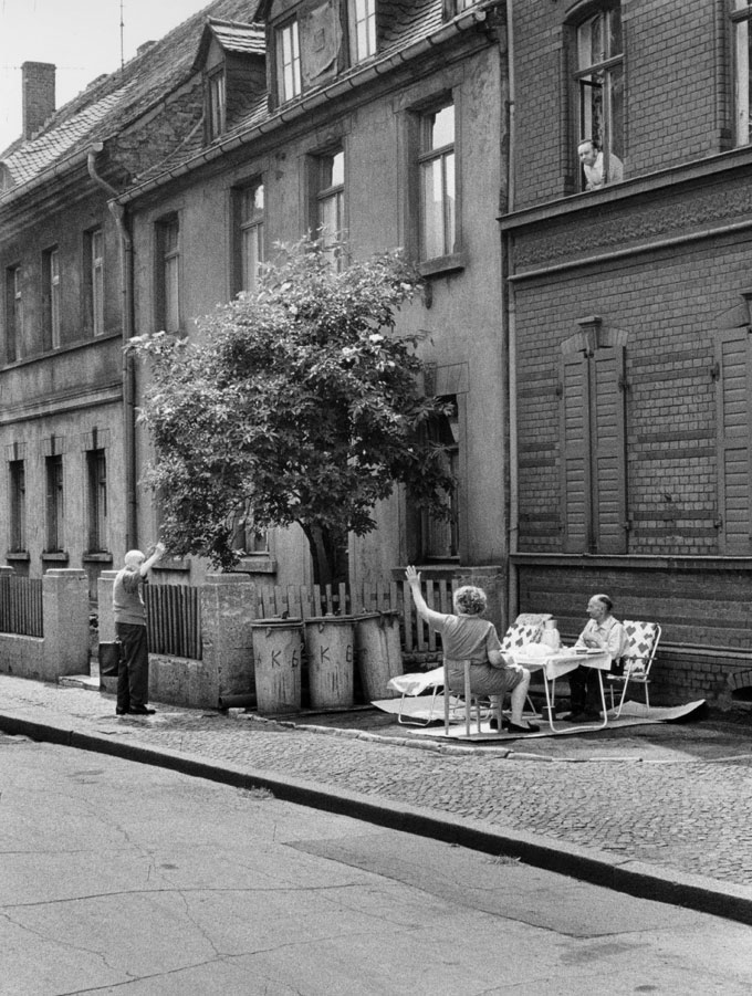 Stiftung-Reinbeckhallen-Roger-Melis-The-East-Germans-Die-Ostdeutschen-09-Roger-Melis-Sonntagnachmittag-Bitterfeld-1974-©-Roger-Melis-Estate