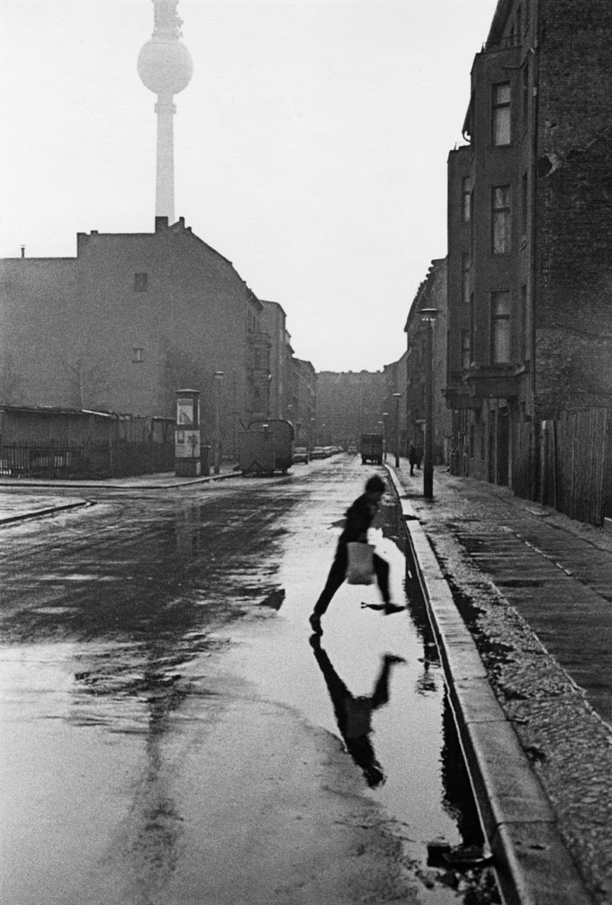 Stiftung-Reinbeckhallen-Roger-Melis-The-East-Germans-Die-Ostdeutschen-10-Roger-Melis-Almstadtstrasse-Hommage-a-Friedrich-Seidenstuecker-Berlin-1976-©-Roger-Melis-Estate