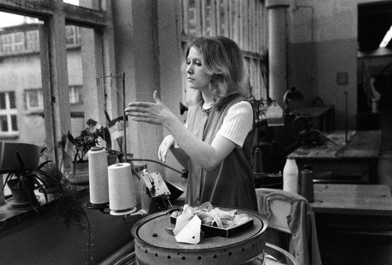 Stiftung-Reinbeckhallen-Roger-Melis-The-East-Germans-Die-Ostdeutschen-12-Roger-Melis-Chemiefaserwerk-Premnitz-1975-©-Roger-Melis-Estate