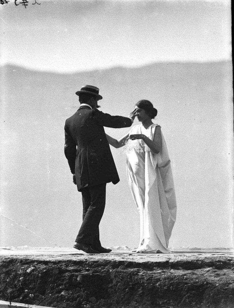 franc3a7ois-frc3a9dc3a9ric-dit-fred-boissonnas-magdeleine-g-dansant-la-mort-diseult-hypnotisc3a9e-par-emile-magnin-1902-1904-nc3a9gatif-au-gelatino-bromure-dargent-sur-verre2