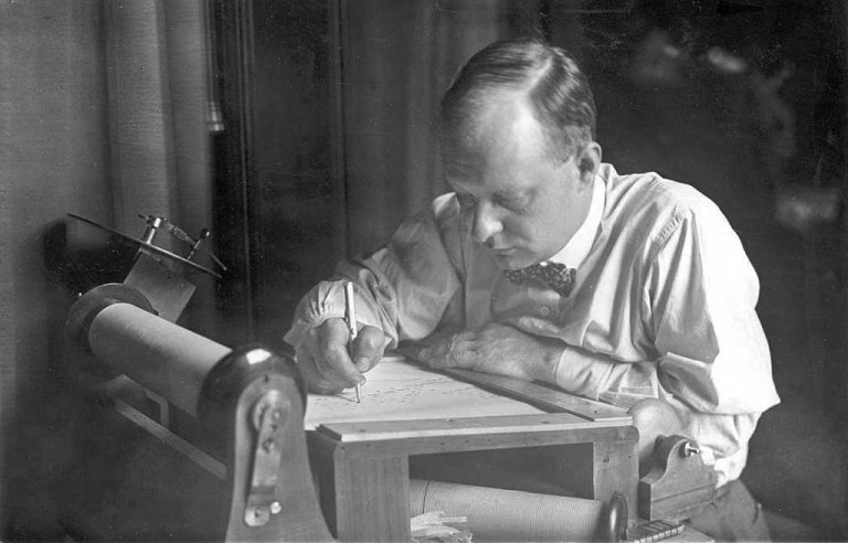 Hindemith beim Zeichen von Klavierrollen