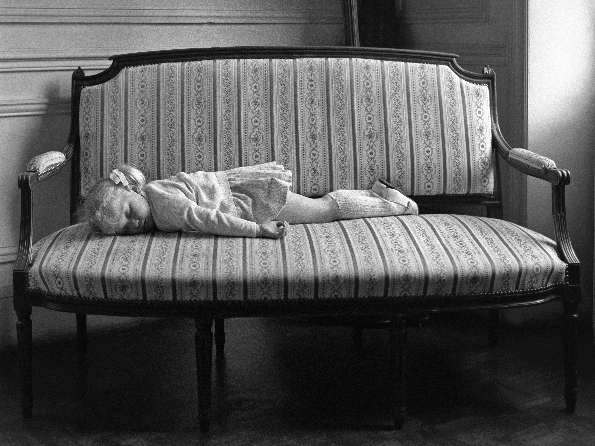 Claude Batho, Le canapé, 1972, silver-gelatin print, 25.5 x 30 cm, © Claude Batho