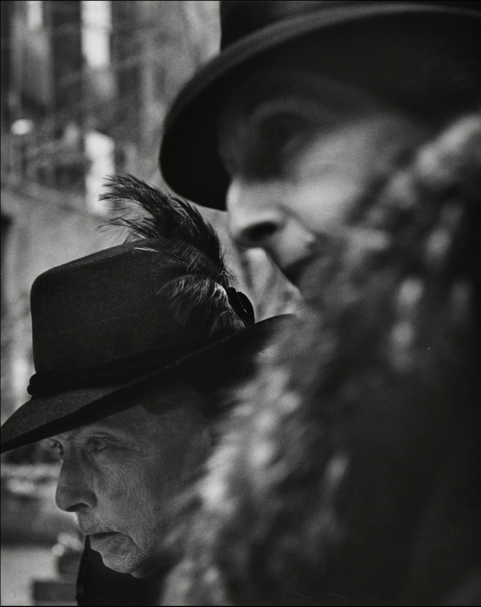 Leon Levinstein (1956) Rockefeller Center, New York, 1 48.8 × 39.2 cm