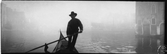 Constant Puyo (1900)  Gondolier à Venise entre 1890 et 1900 aristotype H. 6,0 ; L. 18,0 cm.musée d'Orsay, Paris, France