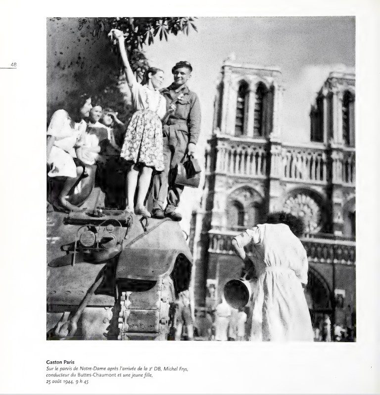 Gaston Paris Sur le parvis de Notre-Dame après l'arrivée de la 2€ DB, Michel Frys, conducteur du Buttes-Chaumont et une jeune fille, 25 août 1944, 9 h 45