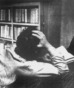 ean-Prévost reading-Photo-Yvonne-Chevalier.