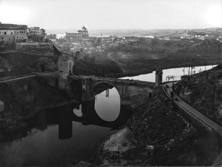 Puente de Alcántara. Fotografía de Yvonne Chevalier en 1949 © Roger Viollet